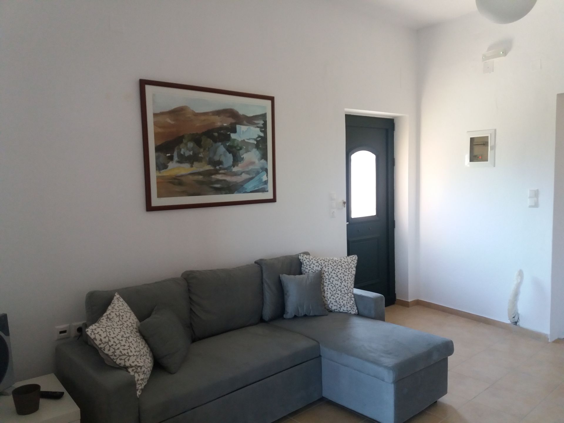 picture vrondos roberta living area