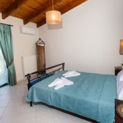 Second bedroom with mountain view in Suite Thea.